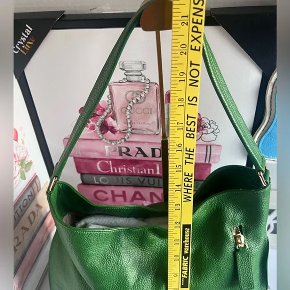 Tote Le Monde Florence Green Pebble
Leather Shoulder Bag ($595 Retail) - Picture 6 of 15